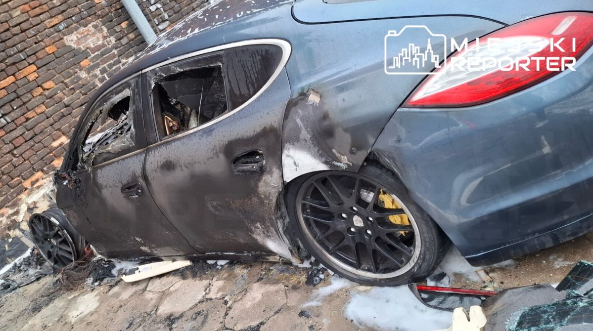 Pożar zaparkowanego Porsche Panamera na Woli. Pojazd spłonął doszczętnie