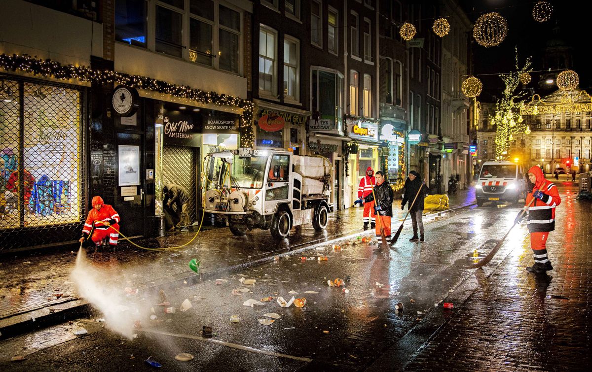 Służby z Amsterdamy sprzątają po nocy sylwestrowej