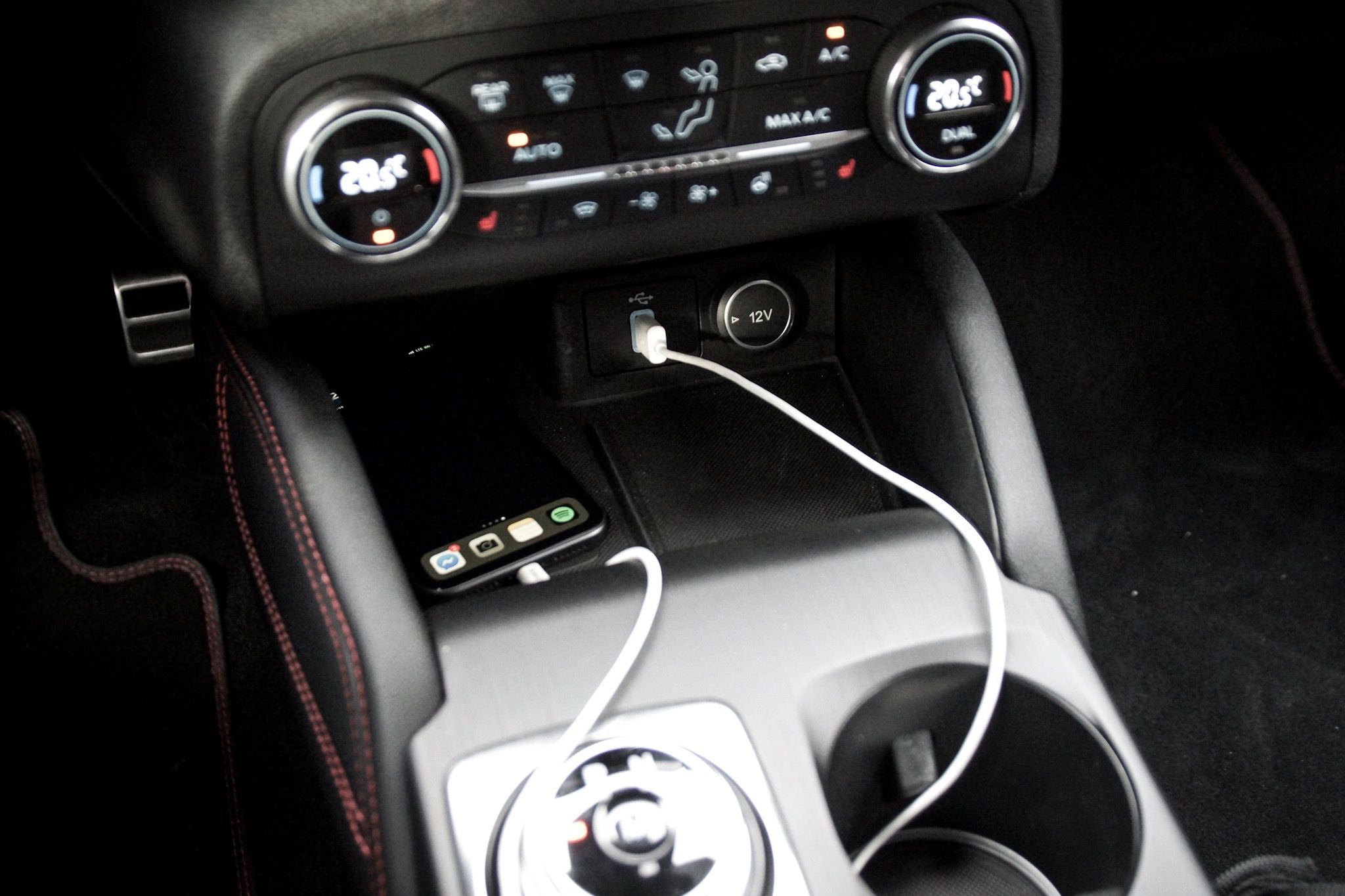 Masz iPhone'a? Musisz podpiąć się kablem. Użytkownicy Androidów mogą skorzystać z połączenia przez Bluetooth.