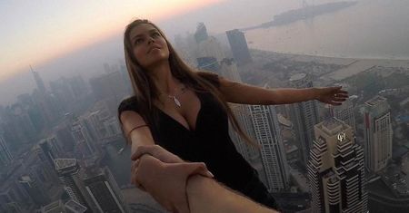Rosyjska modelka i ryzykowanie życia na dachu świata. Czego się nie zrobi dla dobrego zdjęcia na Instagrama?