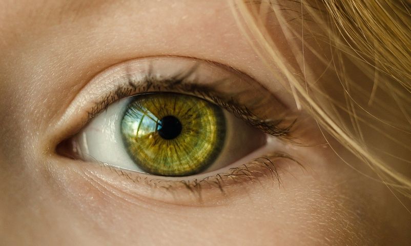 Cortineff jest leczniczą maścią do oczu, która ma działanie przeciwzapalne, przeciwświądowe i przeciwobrzękowe.