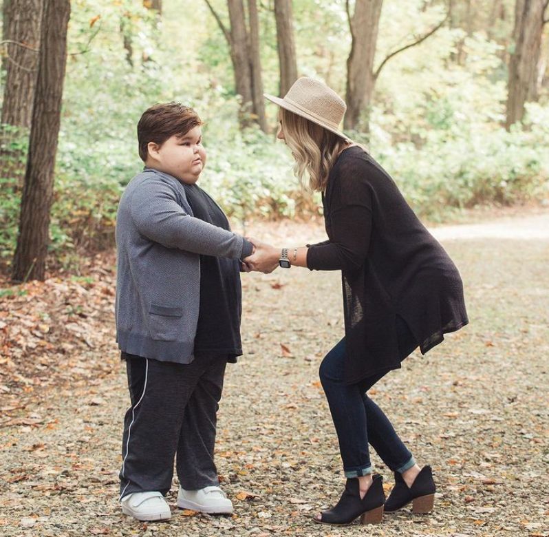 W mediach społecznościowych Molly dzieli się doświadczeniami związanymi z chorobą ich syna