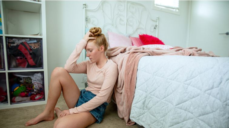 U kobiet objawem nadmiaru prolaktyny w surowicy krwi może być brak miesiączki i niepłodność.