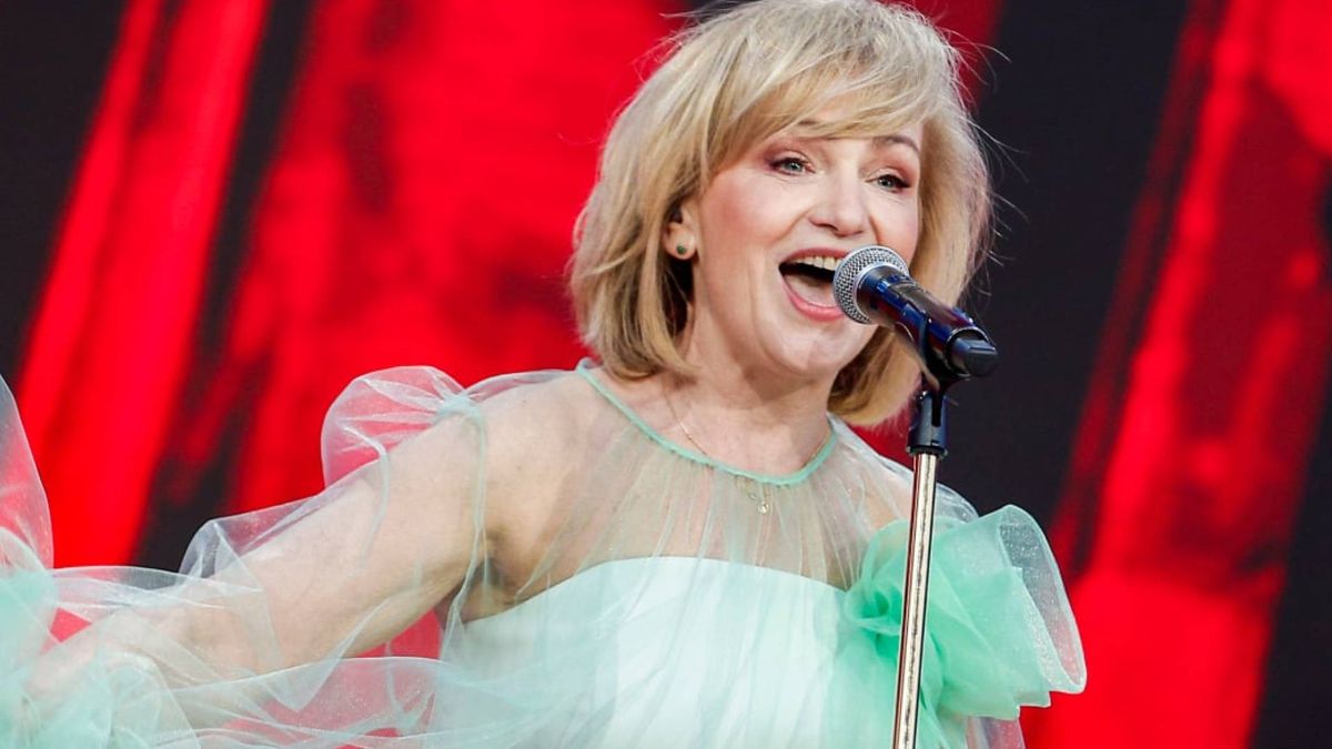 Katarzyna Żak na scenie w Opolu