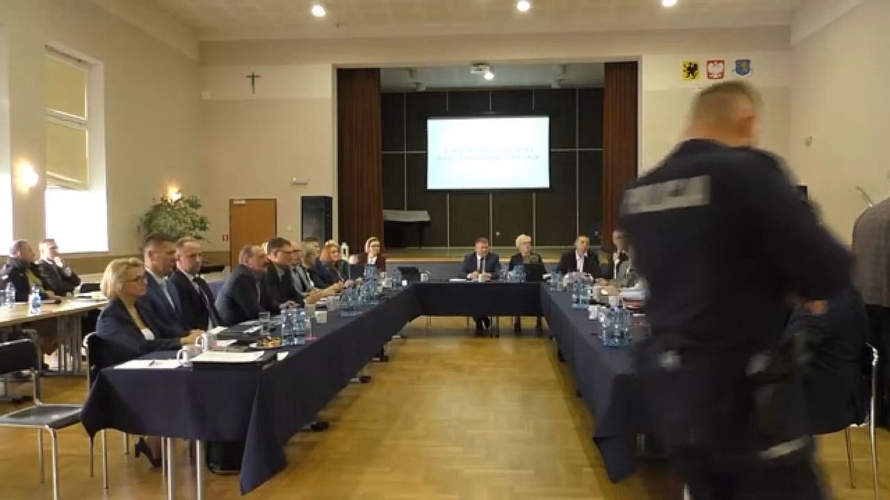 Awantura o szkołę pod Puckiem. Policja studziła nastroje mieszkańców