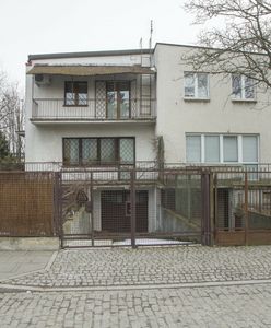 Dłonie przed domem Kaczyńskiego na Żoliborzu. Co oznaczają?