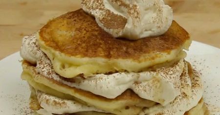 Naleśniki tiramisu. Pomysł na nietypowe śniadanie