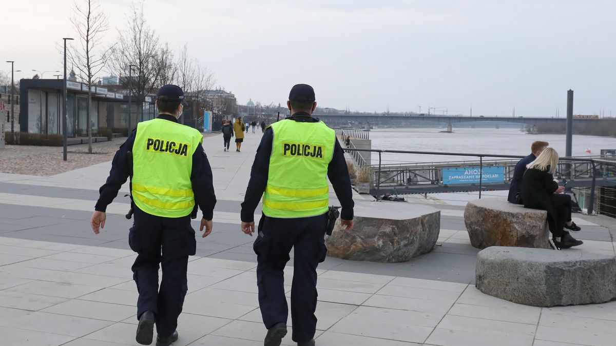 Policjanci w całym kraju ruszyli do kontrolowania obostrzeń.