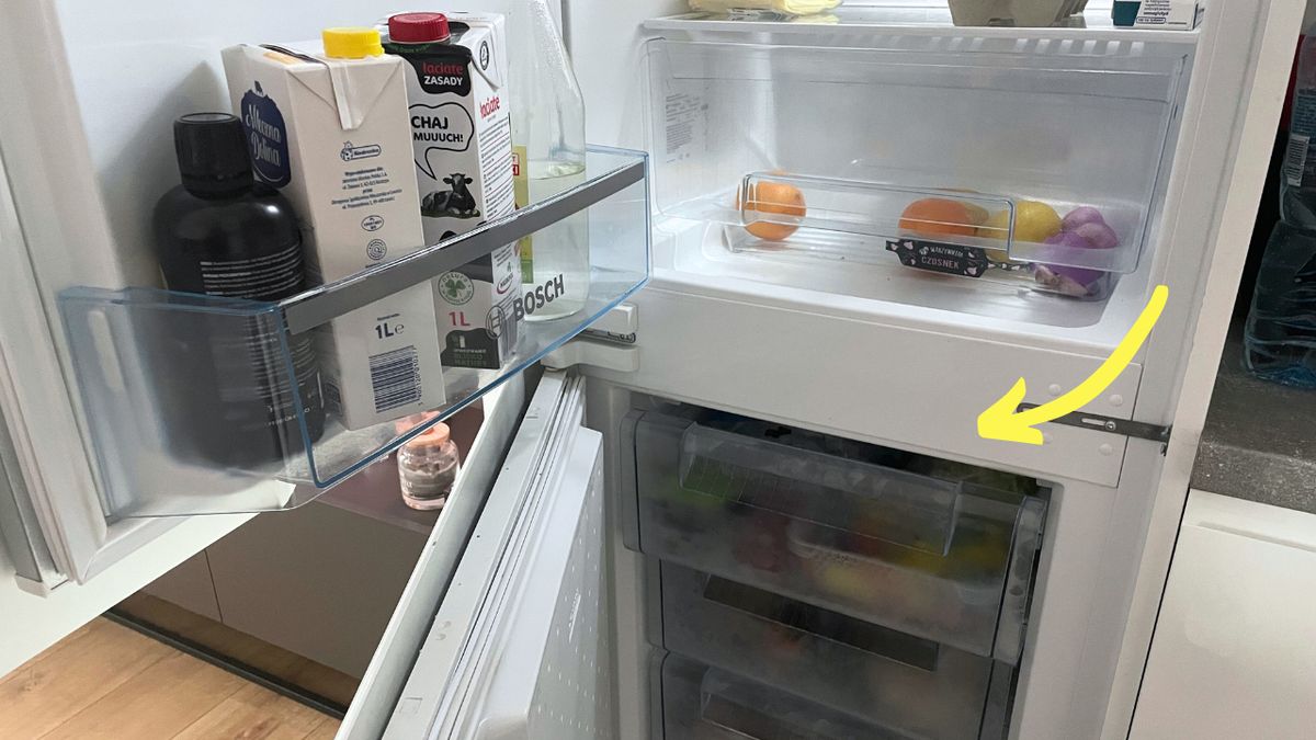 Otwarte drzwi lodówki i zamrażarki 