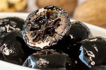 Zrywam z drzew, zanim dojrzeją, i upycham w słoik. Do sałatek i rogalików jak znalazł