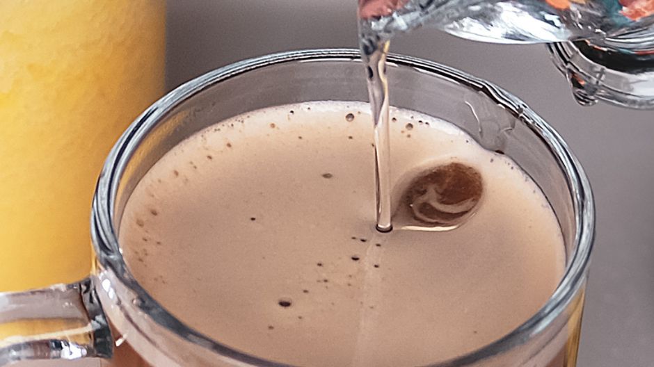 Olej MCT dodany do kawy dostarcza energii i wspomaga odchudzanie.