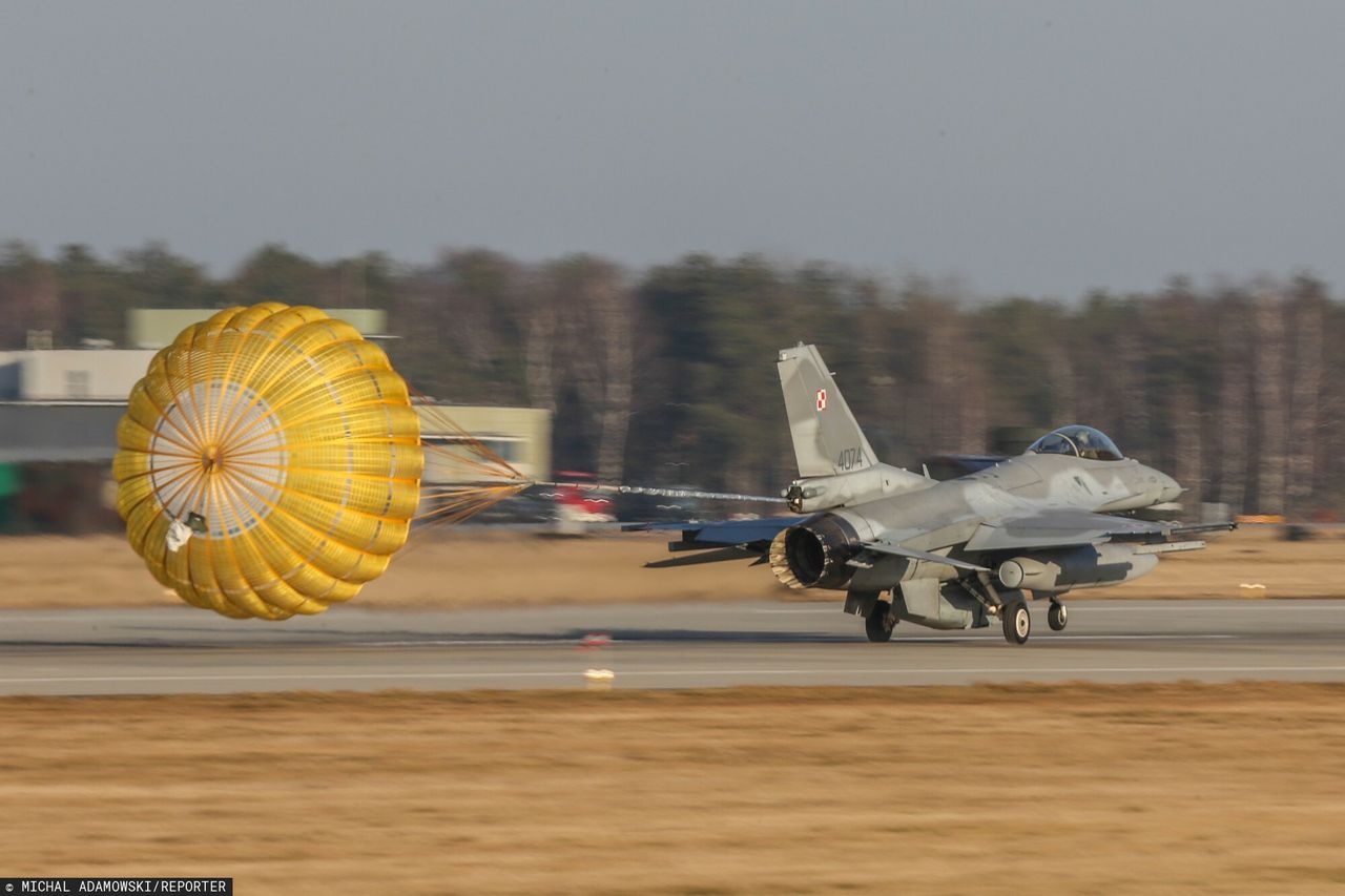 F-16 Fighting Falcon to samolot wielozadaniowy zaprojektowany przez amerykańską wytwórnię General Dynamics. W użyciu jest od lat 70-tych 