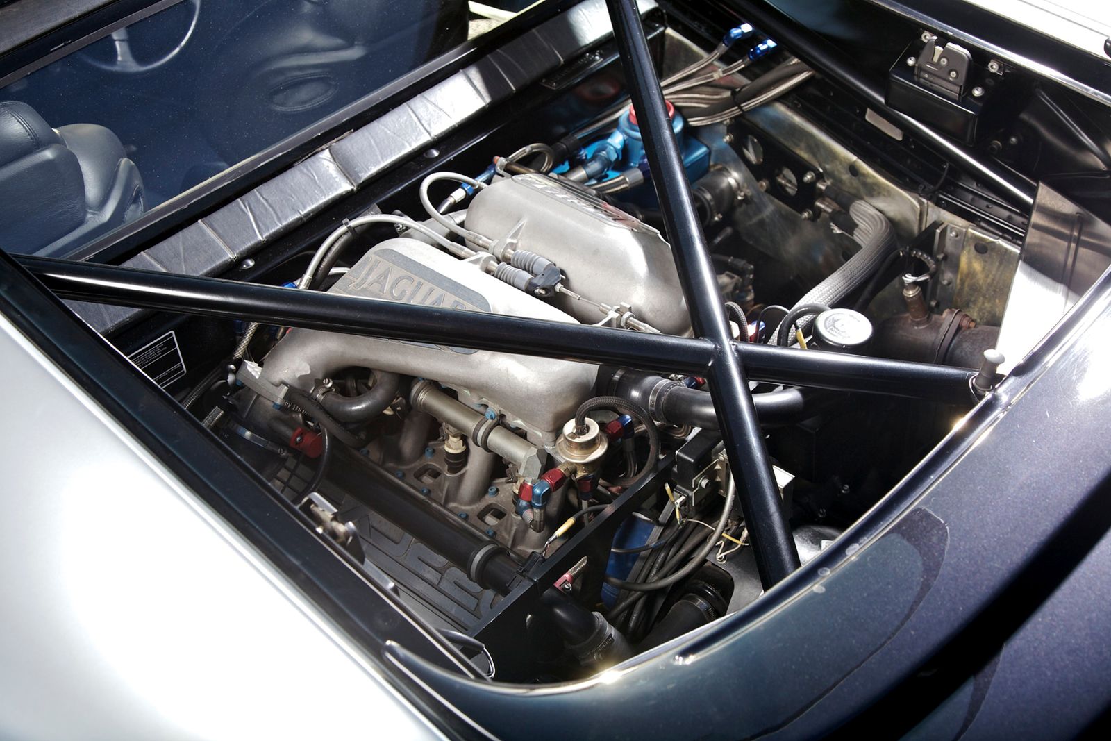 Legenda lat 90.: Jaguar XJ220 [galeria zdjęć] 11