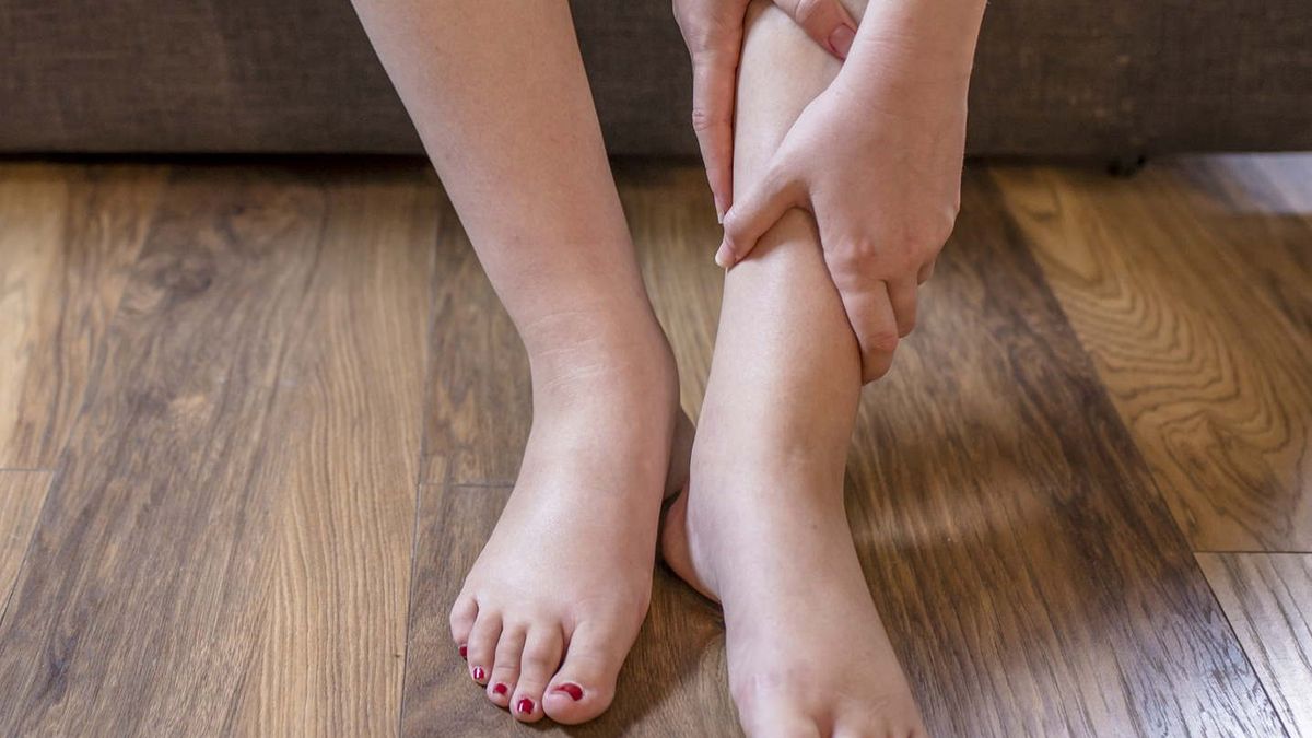 Swędząca skóra i opuchnięte nogi mogą być objawami stłuszczenia wątroby