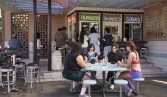 "Glow" - nowy serial Netfliksa. Dziewczyny ćwiczą na ringu