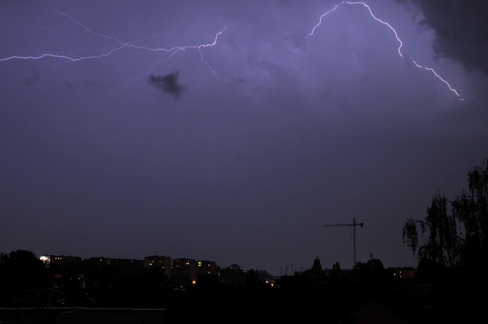 Synoptycy prognozują burze z porywami wiatru do 80 km/h i lokalnymi opadami gradu.