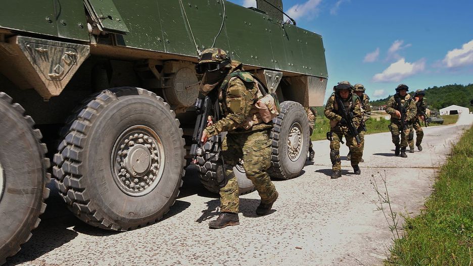 Chorwaccy żołnierze podczas ćwiczeń z transporterami opancerzonymi Patria AMV, zdjęcie ilustracyjne