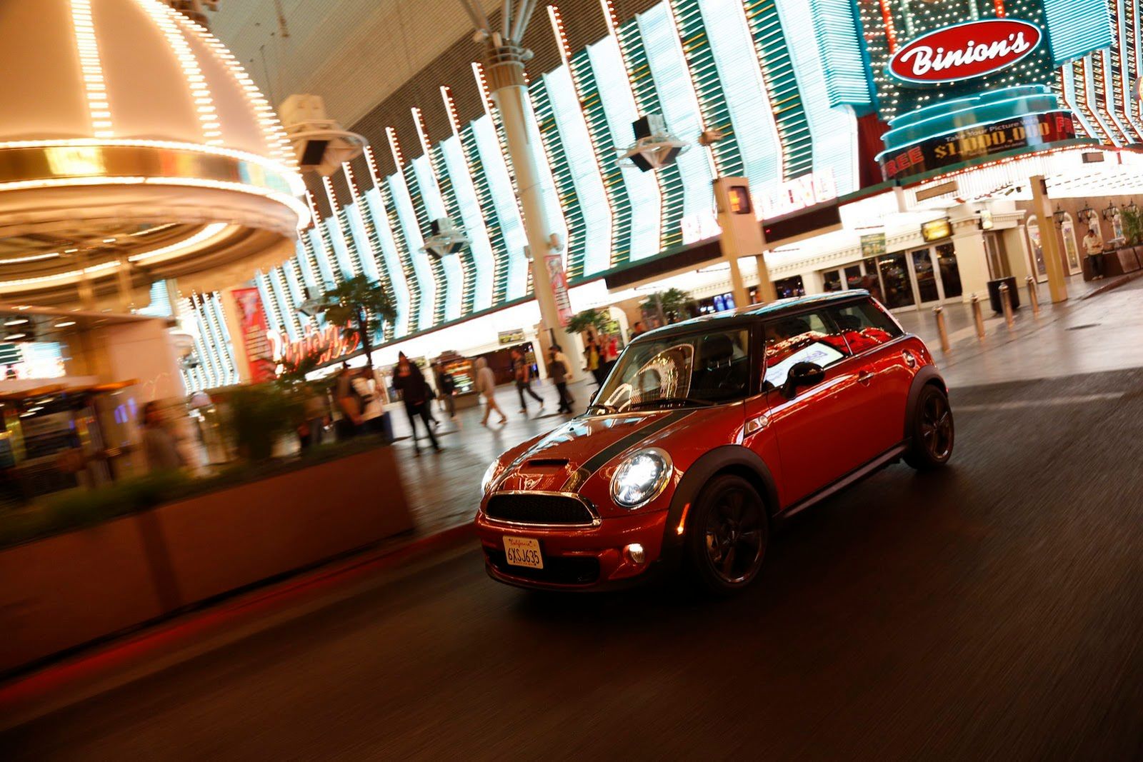 Galeria Mini jako celebracja sprzedaży półmilionowego egzemplarza w USA 209