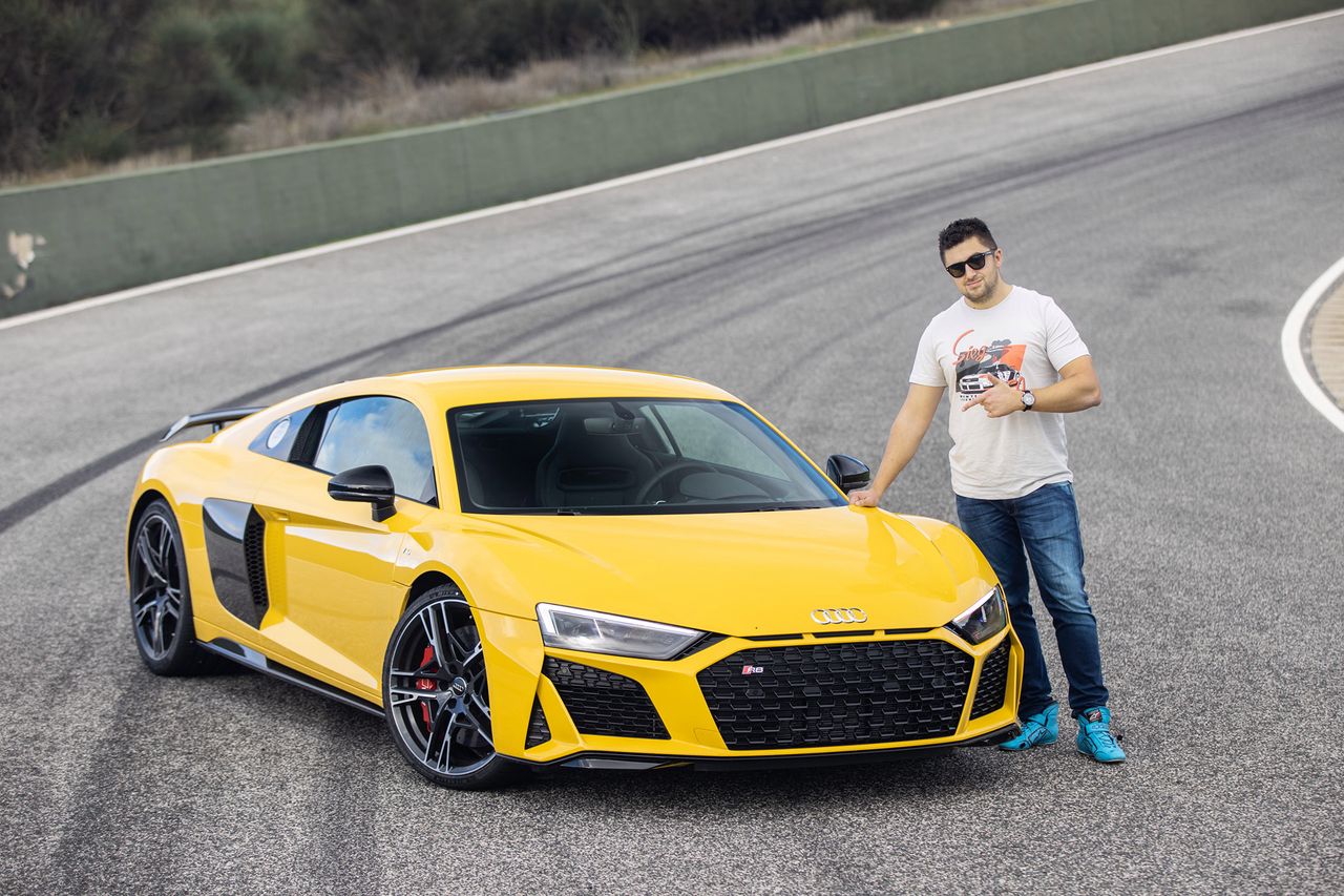 Misza Charoudin ma duże doświadczenie w prowadzeniu sportowych samochodów na autostradach (fot. Audi)