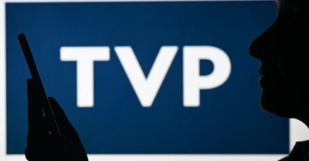 Kontrowersje wokół wpisów pracowników TVP. Wspierały kandydata