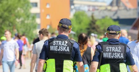 Na "kładce Trzaskowskiego" kwitnie ten proceder. Mandaty nie działają