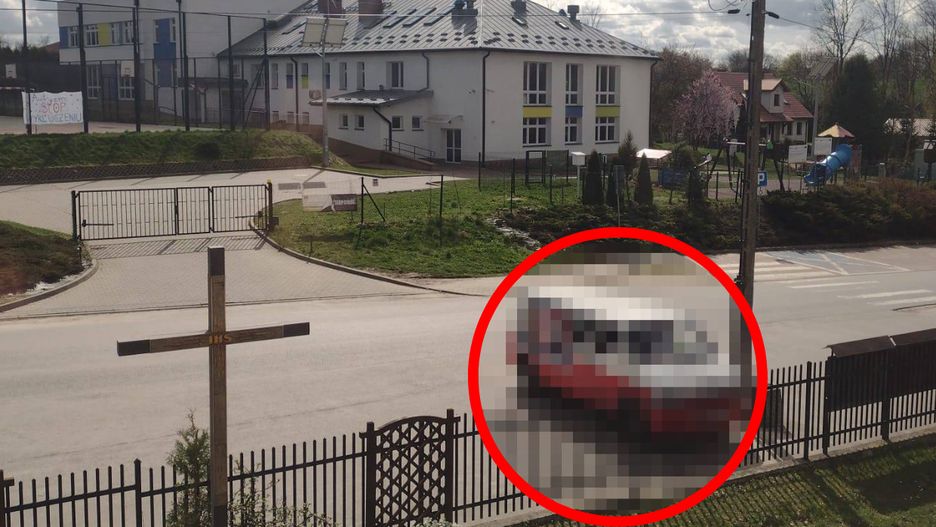 Bus zaparkował na parkingu kościelnym niedaleko wejścia do lokalu wyborczego
