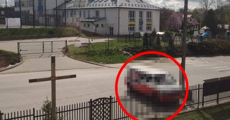 Przed kościołem bus oklejony plakatami. Proboszcz wydał oświadczenie