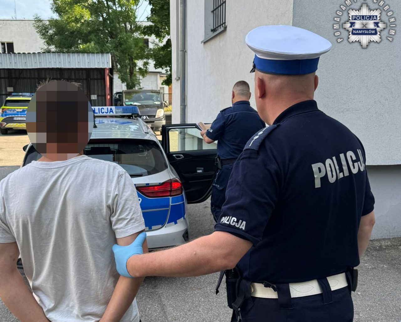 Kurier z Opola okradał firmę. Do paczek wrzucał ryż albo kaszę