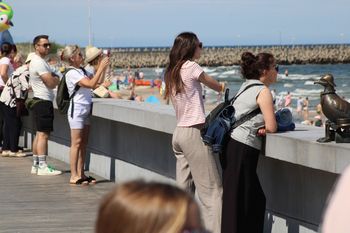 Kołobrzeski deptak wakacyjną porą. Tak wygląda czwartkowy dzień w kurorcie