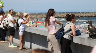 Kołobrzeski deptak wakacyjną porą. Tak wygląda czwartkowy dzień w kurorcie