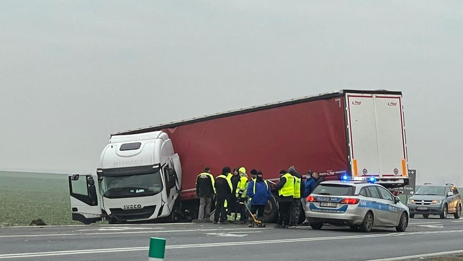 Świdnica. Wypadek na drodze krajowej nr 5. Jedna osoba w szpitalu