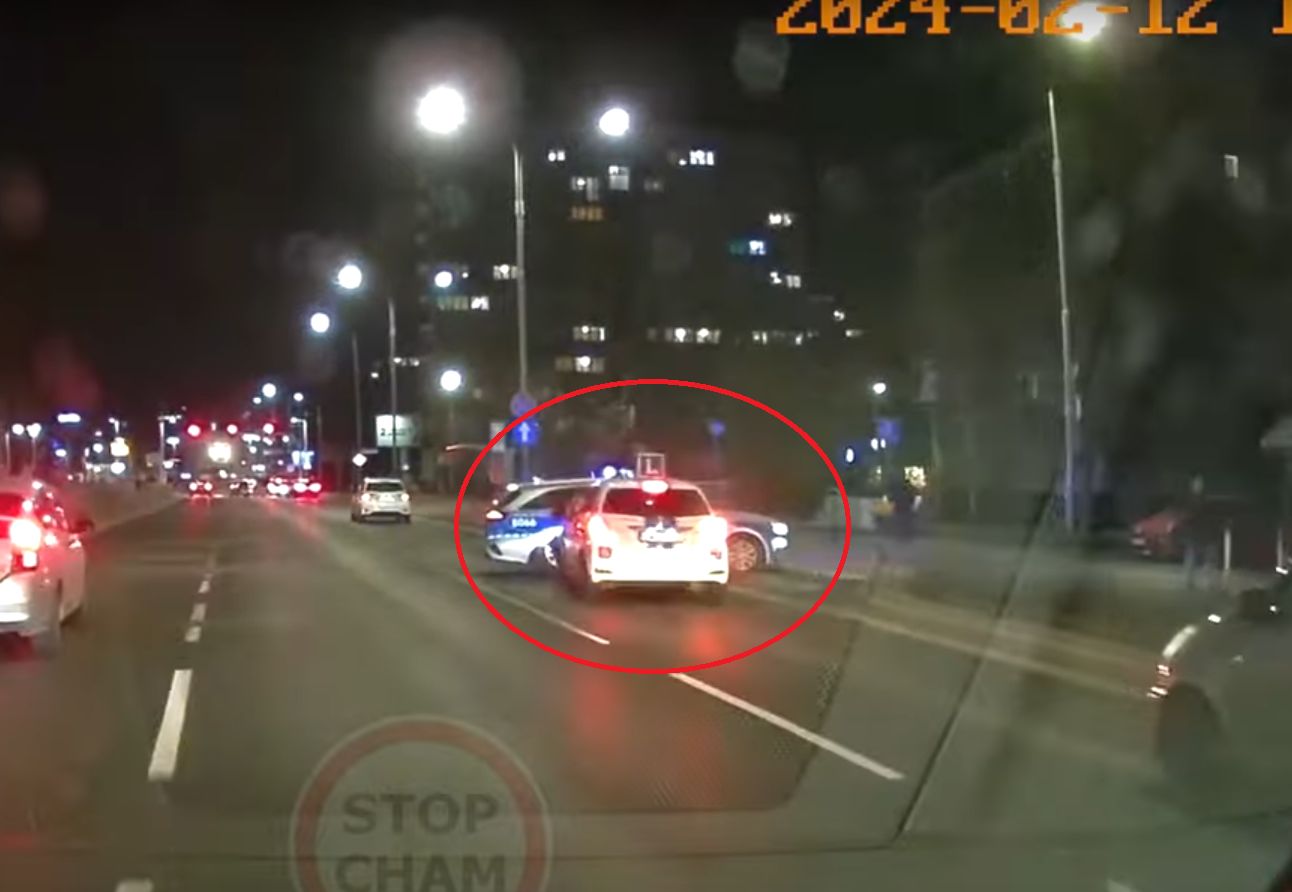Kolizja policjantów z samochodem nauki jazdy we Wrocławiu. Film trafił do sieci
