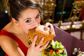 Fast foody mogą uszkodzić mózg i powodować depresję