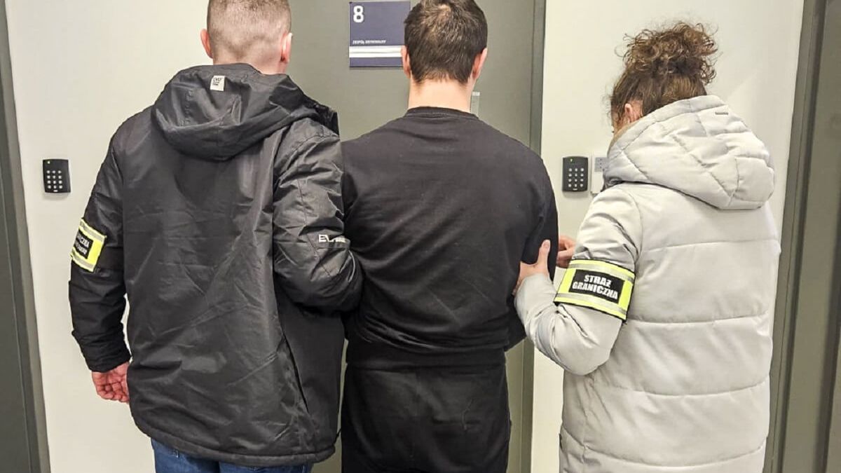 Funkcjonariusze SG podczas czynności kontrolnych prowadzonych wobec cudzoziemców