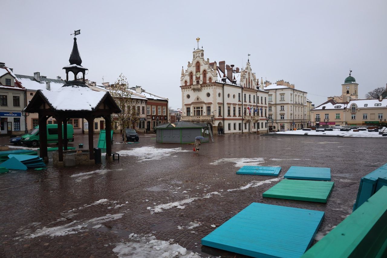 Rzeszów: Na Rynku powstaje Świąteczne Miasteczko