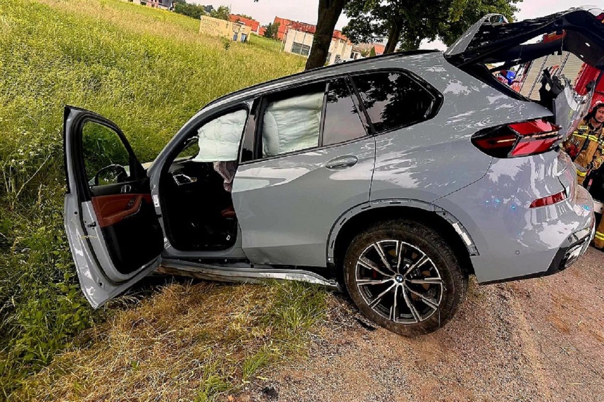 Pijany kierowca BMW rozbił się w rowie. Potem twierdził, że to nie on