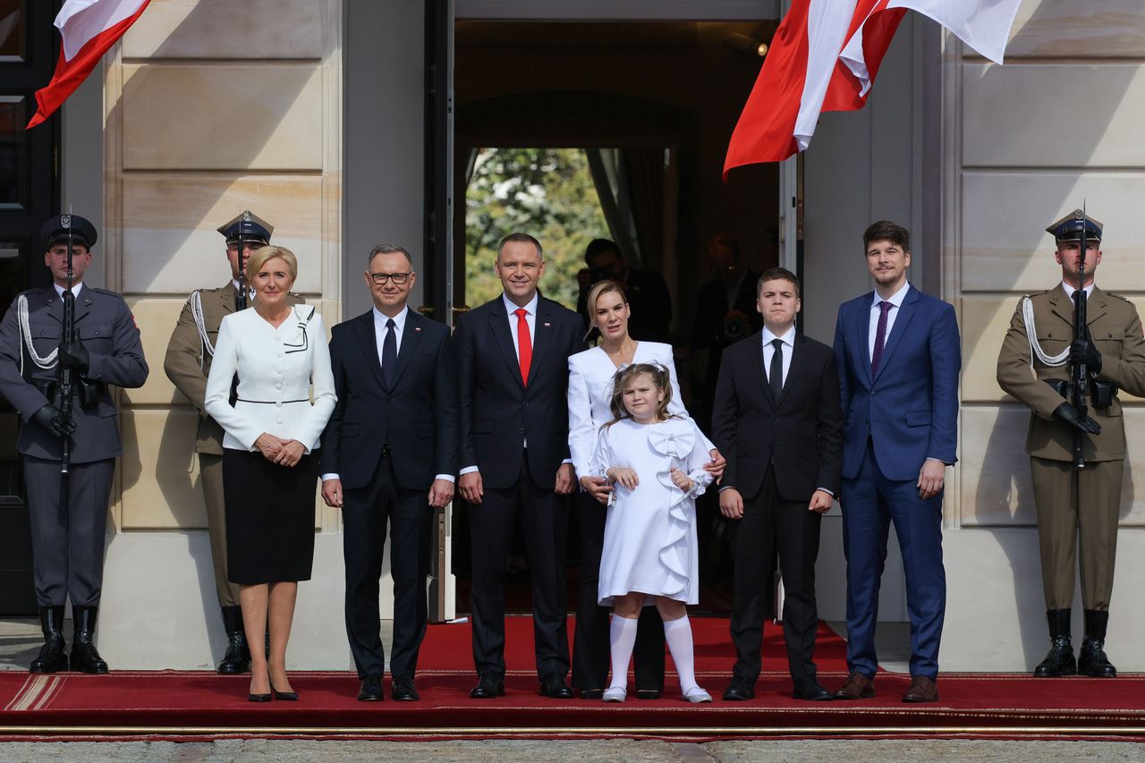 Czekała na rodziców przed Pałacem. Mała Kasia rzuciła im się w ramiona