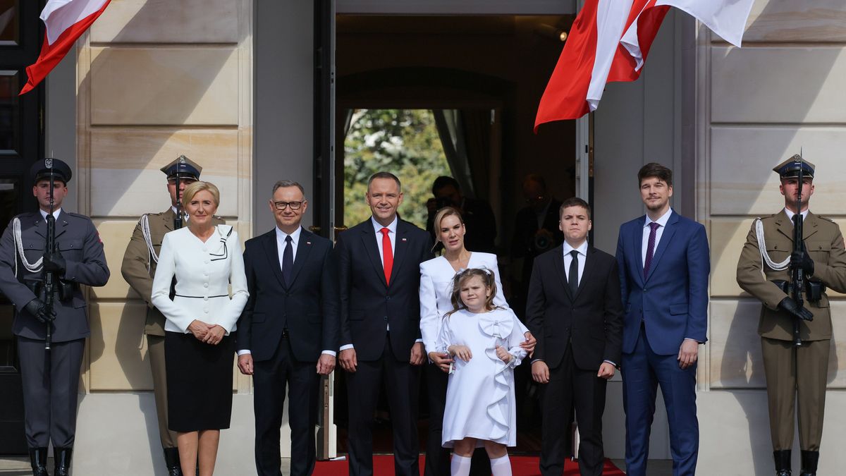 Warszawa, 06.08.2025. Uroczystość zaprzysiężenia Prezydenta RP Karola Nawrockiego. Prezydent RP Karol Nawrocki (4L) z małżonką Martą Nawrocką (4P), córką Kasią (C), synem Danielem (2P) i synem Antonim (3P) oraz były prezydent Andrzej Duda (3L) z małżonką Agatą Kornhauser-Dudą (2L) podczas uroczystego wejścia nowej pary prezydenckiej do Pałacu Prezydenckiego w Warszawie, 6 bm. Karol Nawrocki, dotychczasowy prezes IPN, został zaprzysiężony na Prezydenta Rzeczypospolitej Polskiej. Podczas Zgromadzenia Narodowego następca Andrzeja Dudy złożył przysięgę prezydencką, po której formalnie objął urząd głowy państwa. (mr) PAP/Paweł Supernak