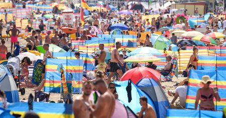 Wakacje 2020. Tłumy turystów na plaży w brytyjskim miasteczku Weymouth
