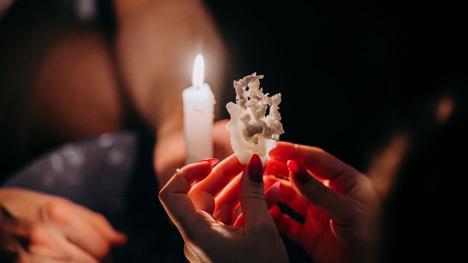 Wróżby z woskiem są jednymi z najpopularniejszych 