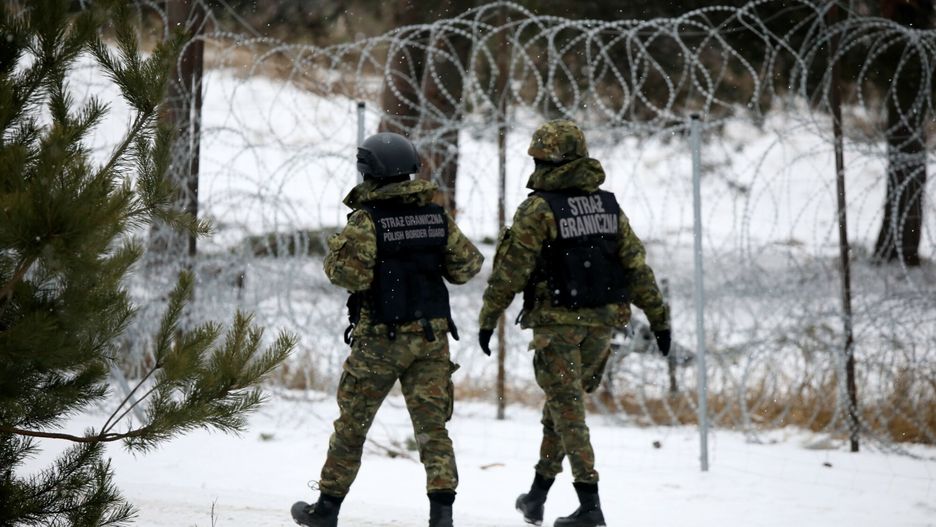 Przygraniczny patrol Stra?y Granicznej z udzia?em medi�wFot. Jakub Kaminski/East News,  (woj. podlaskie), 06.12.2021. Patrol Strazy Granicznej w rejonie granicy polsko-bialoruskiej z udzialem akredytowanych dziennikarzy.Jakub Kaminski