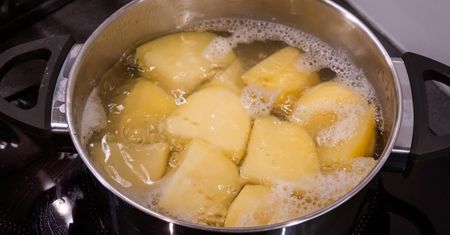 Zamiast soli wrzucam do ziemniaków dwa listki. Są o niebo lepsze