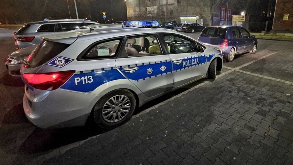 Kierował bez uprawnień i był poszukiwany.