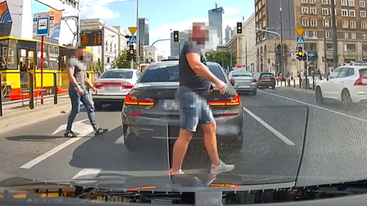 Mężczyźni wyszli na środku ulicy