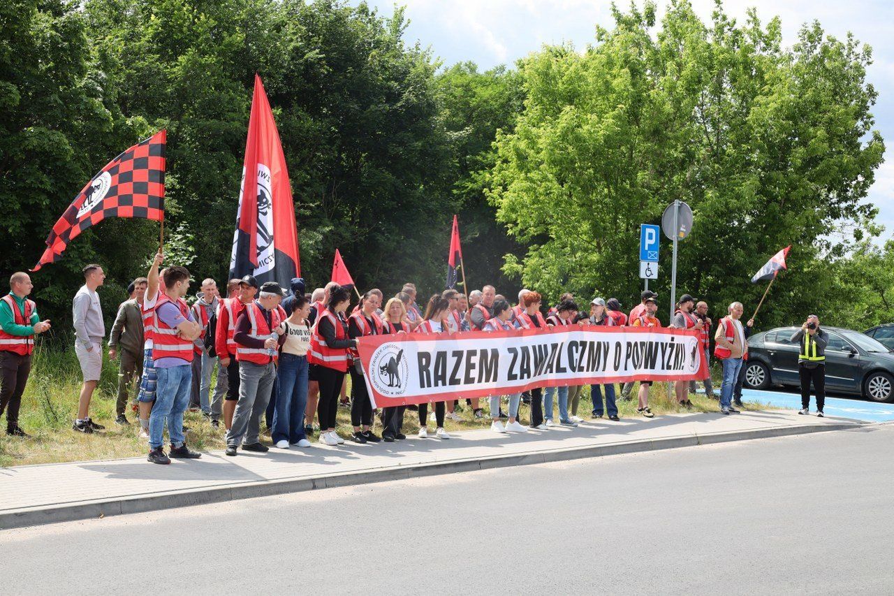 Pracownicy strajkują w Gnieźnie. Aktywiści nie przepuszczali samochodów w Jeremiasie