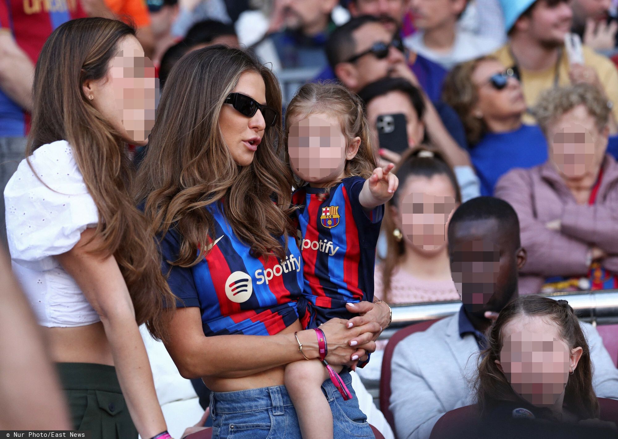 Anna Lewandowska z córkami dopingują Roberta z trybun