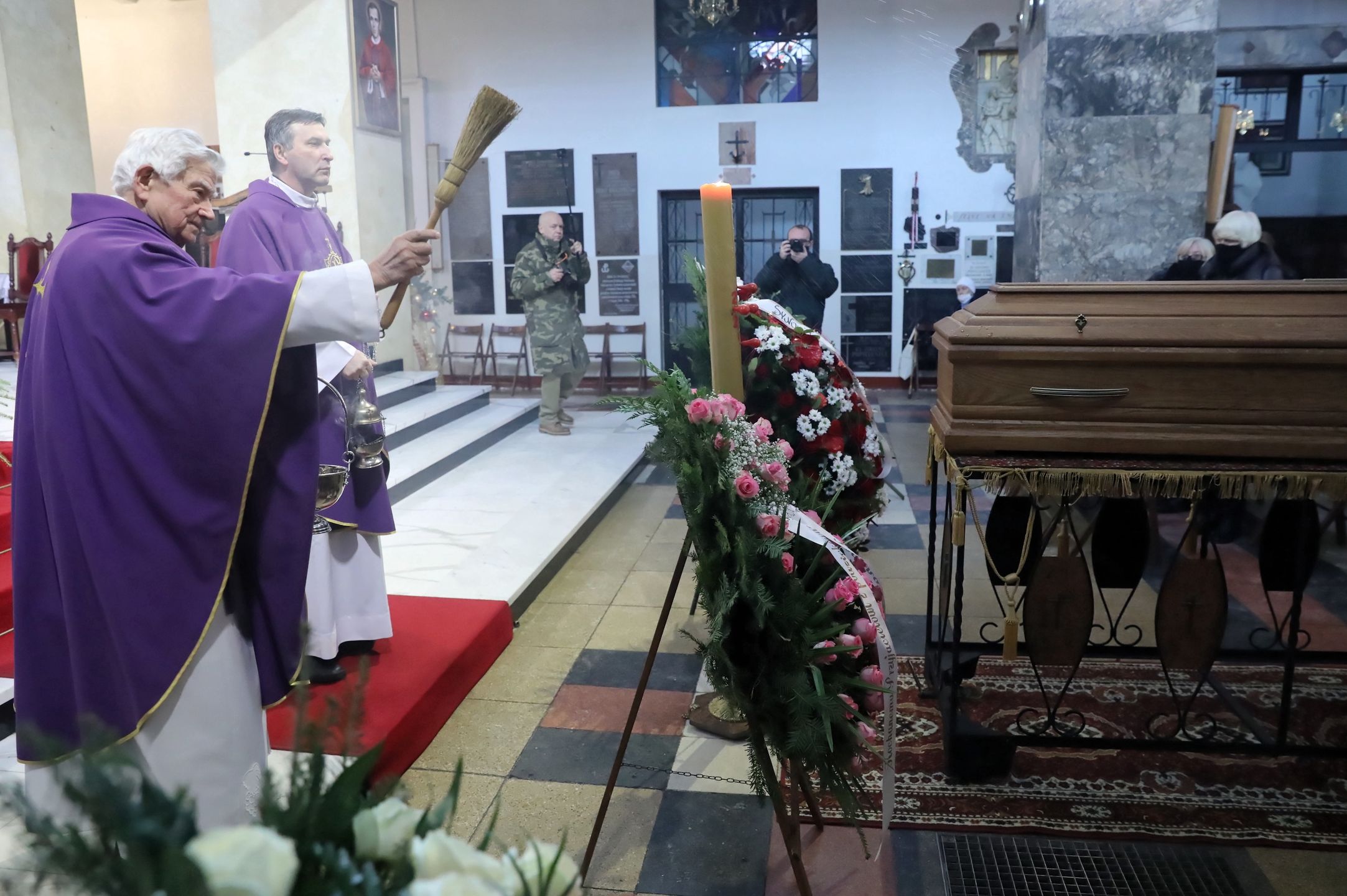 Warszawa. Ksiądz prałat Józef Nowakowski (L) podczas mszy świętej pogrzebowej Waldemara Chrostowskiego