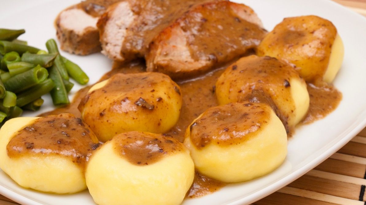 Kluski śląskie z pieczenią. To idealny obiad na Barbórkę