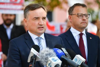 Wejdą do biur poselskich Ziobry i Romanowskiego. W tle wydatki