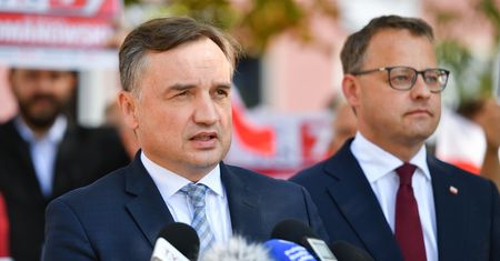 Wejdą do biur poselskich Ziobry i Romanowskiego. W tle wydatki